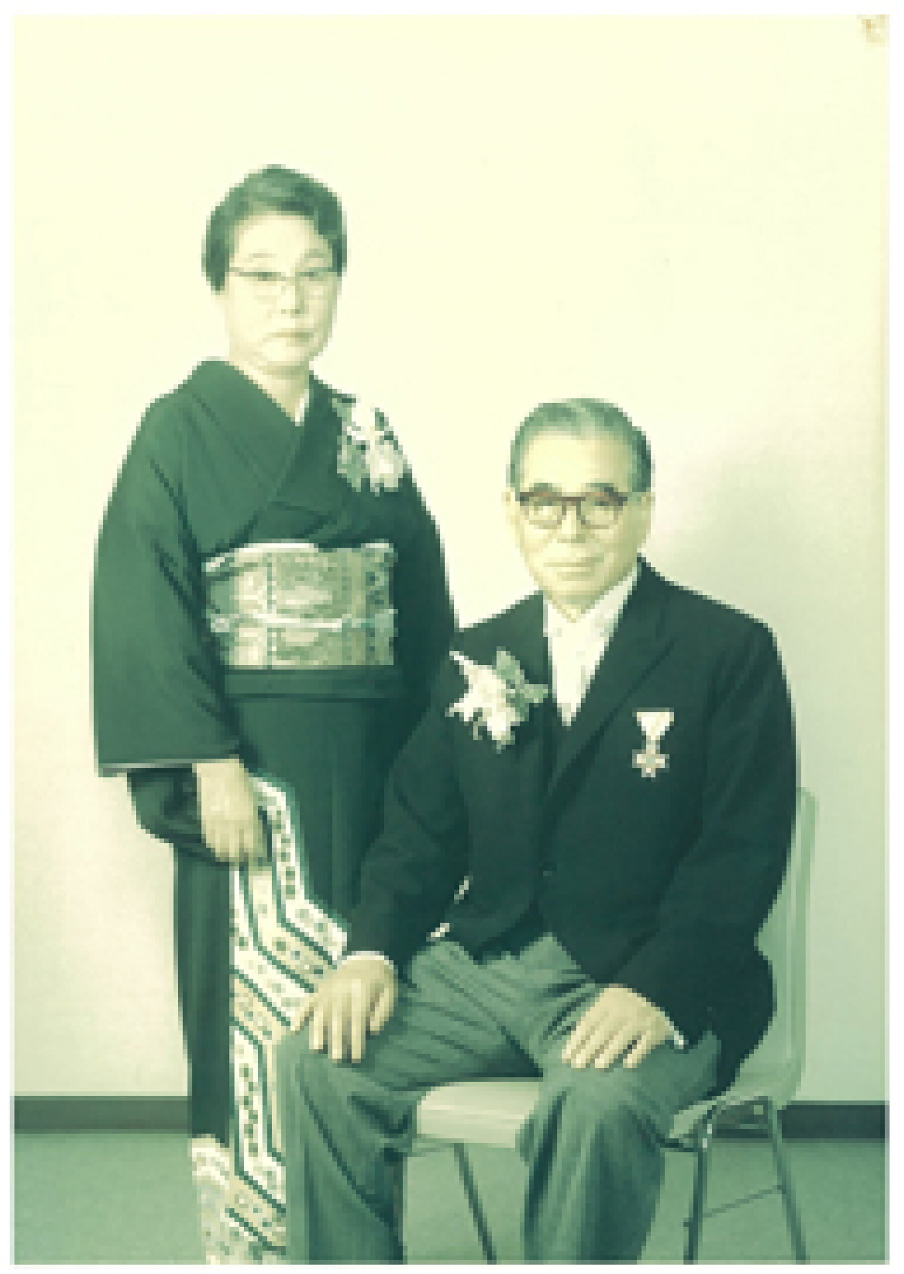 勲五等瑞宝章授与時の庄藏と妻みのる